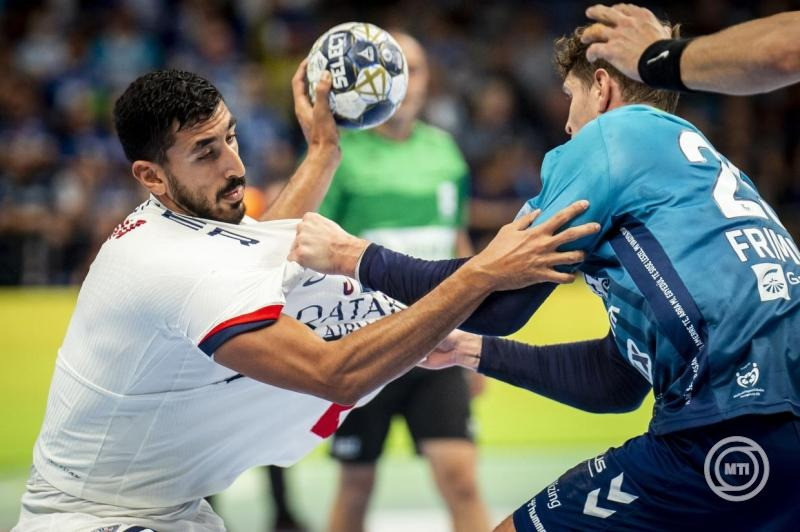 Sebastian Frimmel (j), a Szeged és Yahia Khaled Mahmoud Fathy Omar (b), a Paris Saint-Germain játékosa a férfi kézilabda Bajnokok Ligája B csoportjában, a 3. fordulójában játszott OTP Bank-Pick Szeged - Paris Saint-Germain mérkőzésen a szegedi Pick Arénában 2025. szeptember 25-én. MTI/Ujvári Sándor