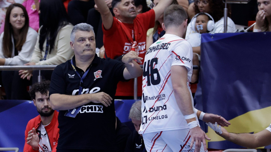 Xavier Pascual, a One Veszprém HC vezetőedzője (b) és egyik játékosa, Dragan Pechmalbec a férfi kézilabda Bajnokok Ligája csoportkörében, az A csoport harmadik fordulójában játszott Dinamo Bucuresti-One Veszprém HC mérkőzésen Bukarestben 2025. szeptember 24-én. MTI/EPA/Robert Ghement