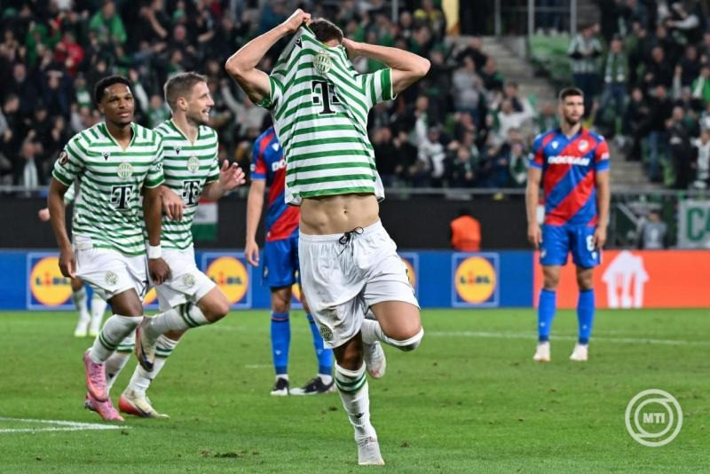 Aleksandar Pesic (j), a Ferencváros játékosa a gólja után a labdarúgó Európa-liga alapszakaszának első fordulójában játszott Ferencváros TC - Viktoria Plzen mérkőzésen a budapesti Groupama Arénában 2025. szeptember 25-én. Ferencváros TC - Viktoria Plzen 1-1. MTI/Illyés Tibor