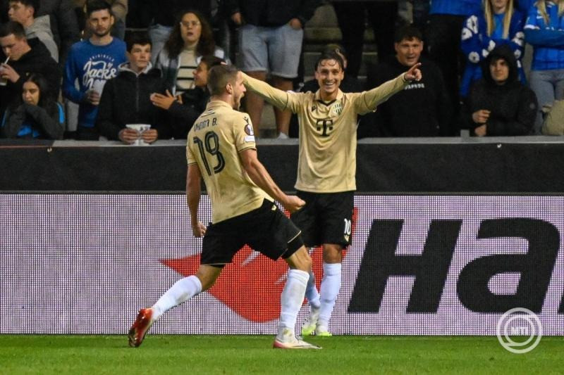 A gólszerző Varga Barnabás (b), mellette Jonathan Levi, a Ferencváros játékosai a labdarúgó Európa-liga alapszakaszának második fordulójában játszott Genk - Ferencvárosi TC mérkőzésen a genki Cegeka Arénában 2025. október 2-án. MTI/Szigetváry Zsolt