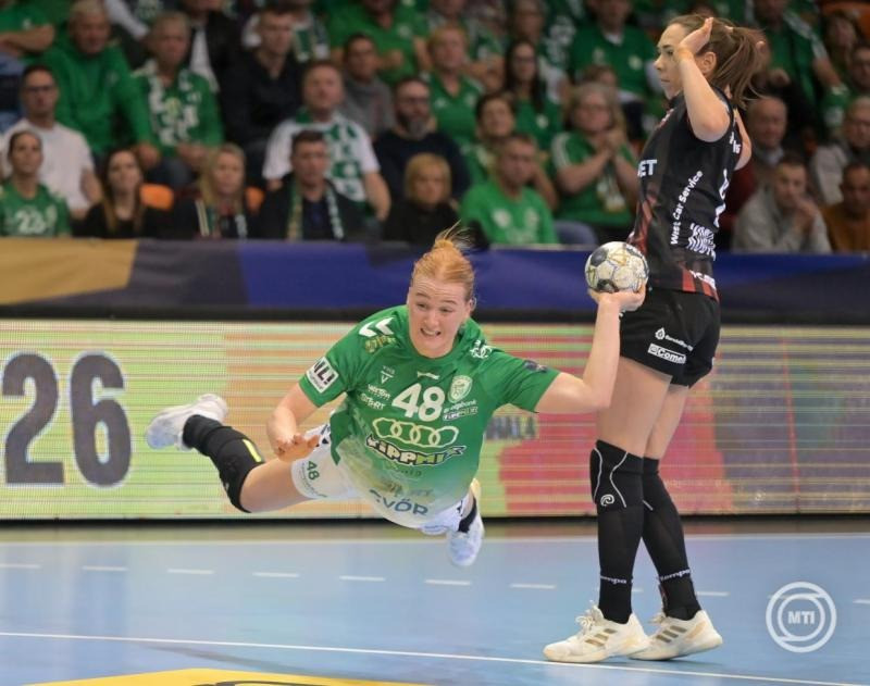 Dione Housheer (k), a Győri ETO és Monika Kobylinska (j), a Gloria Bistrita játékosa a női kézilabda Bajnokok Ligája csoportkörének 4. fordulójában játszott Győri Audi ETO KC - Gloria Bistrita-Nasaud mérkőzésen a győri Audi Arénában 2025. október 4-én. MTI/Krizsán Csaba