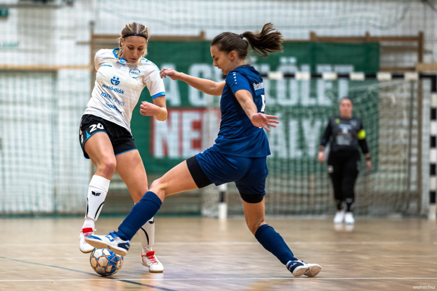 Fogl (fehér mezben) mesterhármast szerzett (archív fénykép)