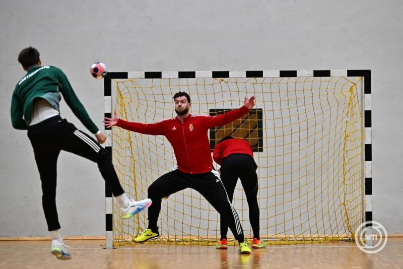 Palasics Kristóf, a válogatott tagja a magyar férfi kézilabda-válogatott edzésén a felcsúti Pancho Arénában 2025. október 28-án. A csapat Ausztria elleni játszik barátságos mérkőzést Bécsben november 1-jén. MTI/Illyés Tibor
