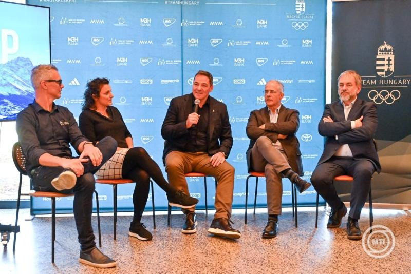 Bécsy Balázs, a Magyar Snowboard Szövetség elnöke, Pethran Barbara, a Magyar Síszövetség főtitkára, Gyulay Zsolt, a Magyar Olimpiai Bizottság elnöke, Kósa Lajos, a Magyar Korcsolyázók Szövetségének elnöke és Pomázi Gyula, a Magyar Curling Szövetség elnöke (b-j) a 100 nap a téli olimpiáig címmel rendezett sajtótájékoztatón Budapesten, a Normafa Síházban 2025. október 29-én. MTI/Illyés Tibor