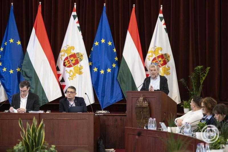 Gerendai Károly, a Sziget fesztivál egyik alapítója, korábbi társtulajdonosa és főszervezője (b3) felszólal a Fővárosi Közgyűlés ülésén a Városháza dísztermében 2025. október 29-én. Mellette Karácsony Gergely főpolgármester (b) és Számadó Tamás főjegyző (b2). MTI/Szigetváry Zsolt