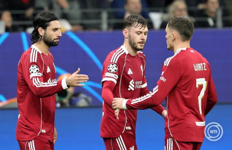 Szoboszlai Dominik, a Liverpool játékosa (b) csapattársaival, Conor Bradley-vel (k) és Florian Wirtz-cel ünnepli gólját a labdarúgó Bajnokok Ligája alapszakasza harmadik fordulójának Eintracht Frankfurt-Liverpool mérkőzésén Frankfurtban 2025. október 22-én. A Liverpool 5-1-re győzött. MTI/EPA/Ronald Wittek