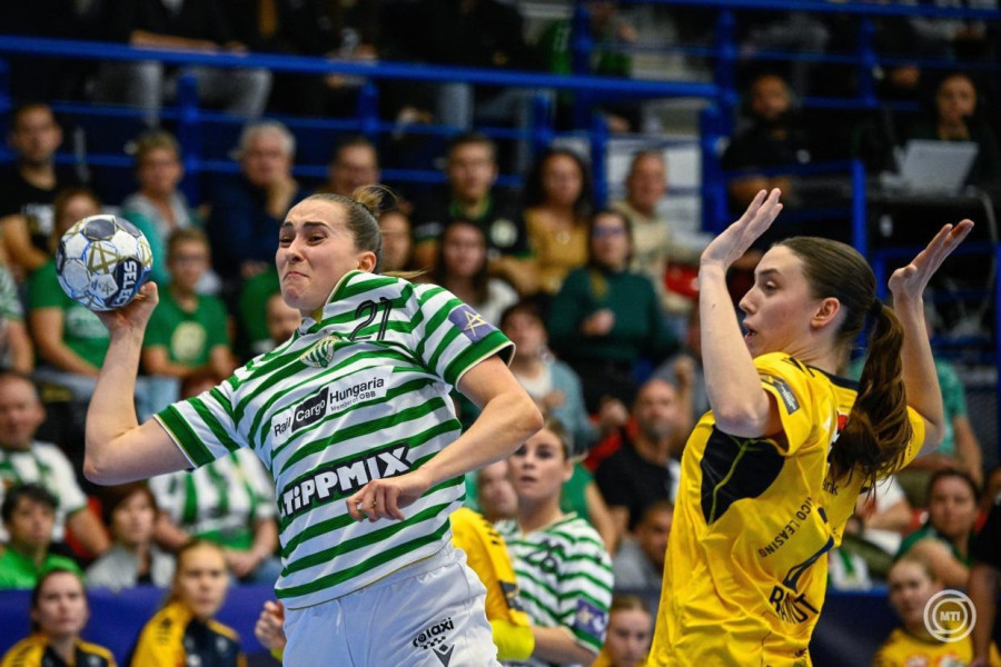 Márton Gréta (b), a Ferencváros és Cecilie Hojgaard Brandt, az Ikast játékosa a női kézilabda Bajnokok Ligája B csoportjának 6. fordulójában az FTC-Rail Cargo Hungaria - Ikast HB mérkőzésen az Érd Arénában 2025. november 1-jén. MTI/Bodnár Boglárka