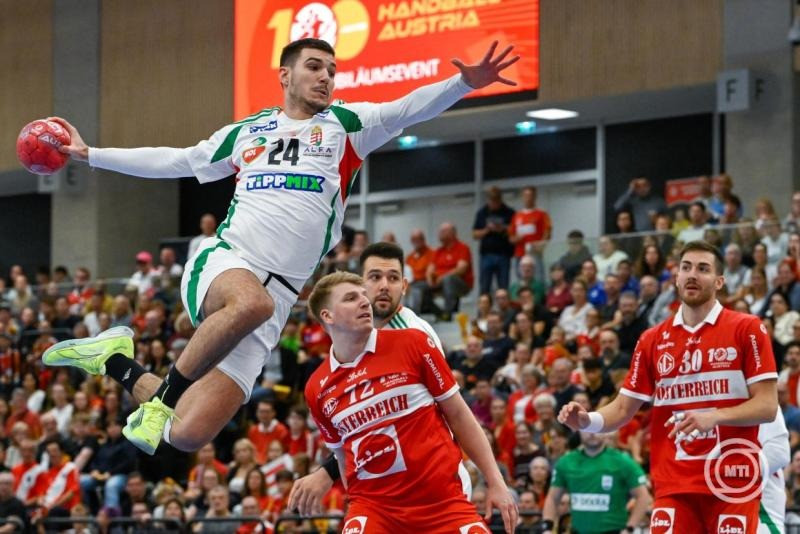 Fazekas Gergő (b), a magyar, valamint Lukas Hutecek (b2) és Boris Zivkovic (j), az osztrák válogatott játékosai az Ausztria - Magyarország barátságos férfi kézilabda-mérkőzésen a bécsi Sport Arénában 2025. november 1-jén. A találkozót az osztrák szövetség alapításának századik évfordulója alkalmából rendezték. MTI/Hegedüs Róbert
