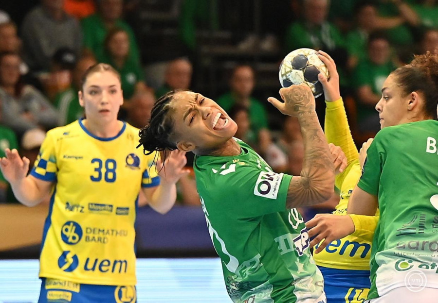  Bruna De Paula (k), a Győr és Vámos Petra (b), a Metz játékosa a női kézilabda Bajnokok Ligája A csoportjának 6. fordulójában a Győri Audi ETO KC - Metz HB mérkőzésen a győri Audi Arénában 2025. november 1-jén. MTI/Krizsán Csaba