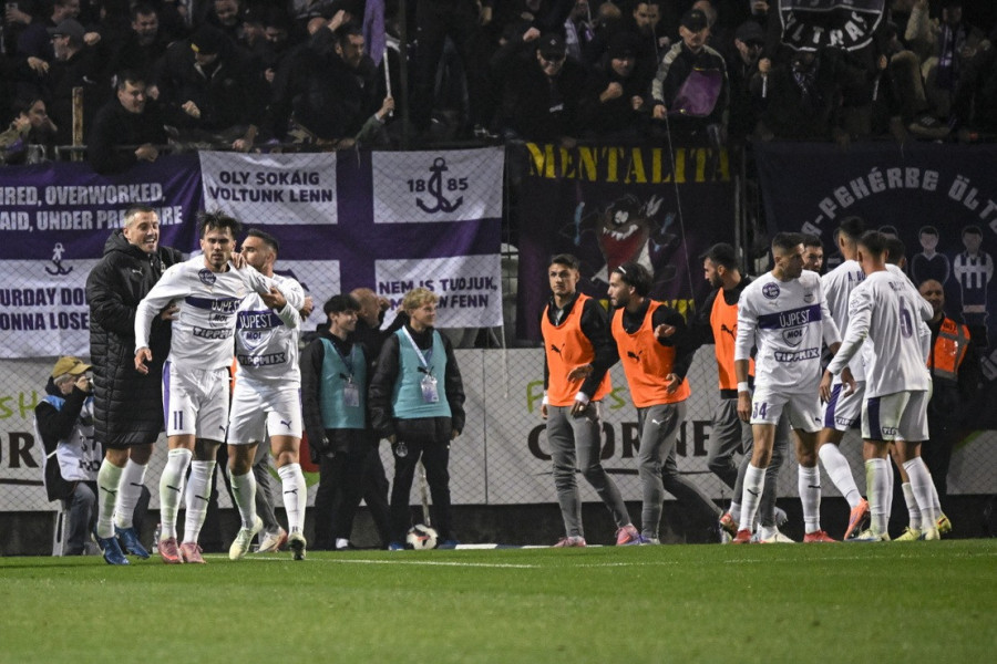 Horváth Krisztofer (b2), az Újpest játékosa gólját ünnepli csapattársaival a Fizz Liga 10. fordulójában az Újpest FC–Ferencvárosi TC-mérkőzésen a Szusza Ferenc Stadionban 2025. október 19-én. MTI / Szigetváry Zsolt