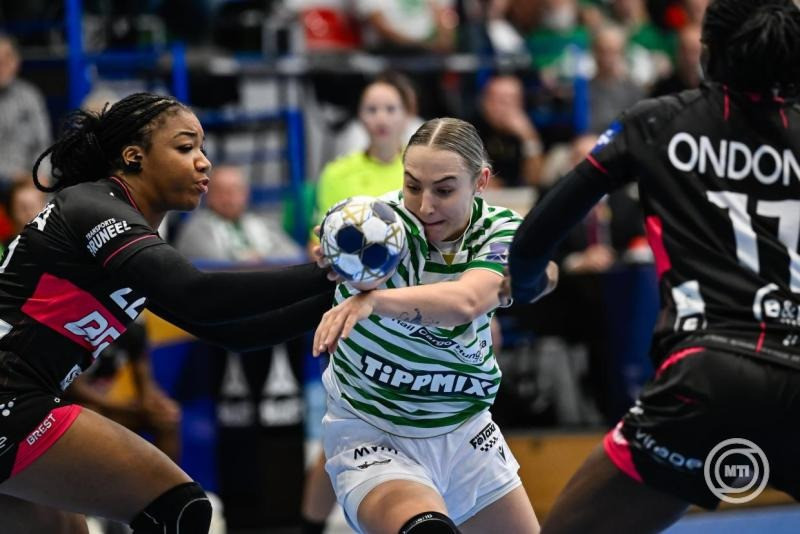 Simon Petra Anna, a FTC-Rail Cargo Hungaria (k), valamint Pauletta Foppa (b) és Anna Vyakhireva (j), az Brest Bretagne Handball játékosa a női kézilabda Bajnokok Ligája csoportkörében játszott FTC-Rail Cargo Hungaria – Brest Bretagne Handball mérkőzésen az Érd Arénában 2025. november 16-án. MTI/Vasvári Tamás