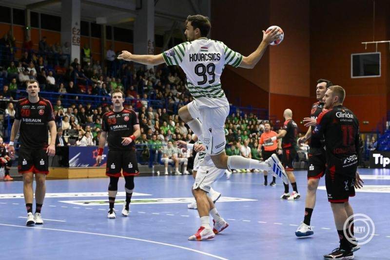 Kovacsics Péter (k), az FTC játékosa a férfi kézilabda Európa Liga csoportkörében játszott FTC-Green Collect - MT Melsungen mérkőzésen az Érd Arénában 2025. november 18-án. MTI/Hegedüs Róbert