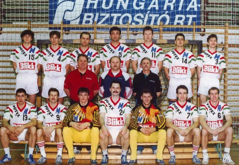 Éger Károly a középső sorban, a két edző - Joósz Attila és Kiss Szilárd - között - Fotó: kezitortenelem.hu