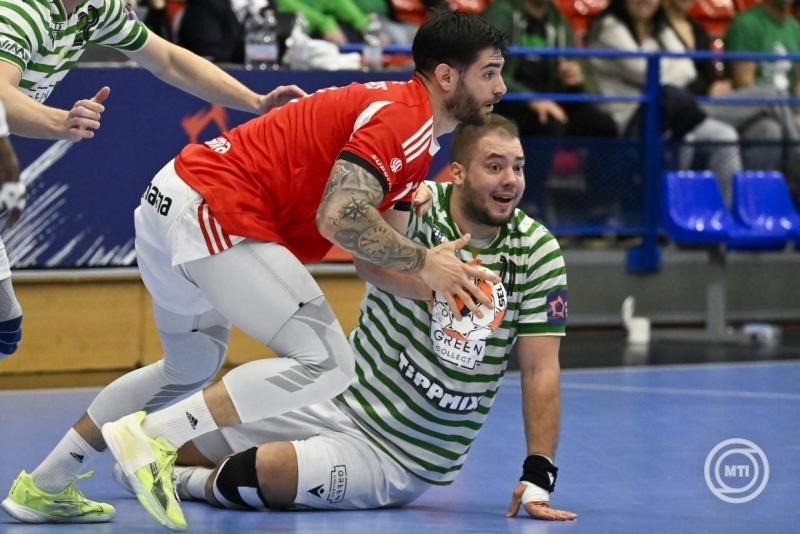 Nagy Bence, a Ferencváros (j) és Oliveras Floreta Pau, az Benfica játékosa a férfi kézilabda Európa Liga csoportkörében játszott FTC–Green Collect - Sport Lisboa e Benfica mérkőzésen az Érd Arénában 2025. november 25-én. MTI/Hegedüs Róbert