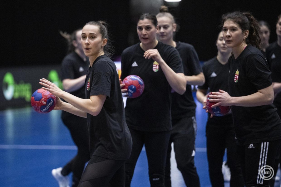 Márton Gréta (b) a magyar női kézilabda-válogatott edzésén a Maaspoort Arenában, a hollandiai ’s-Hertogenboschban a holland-német közös rendezésű női kézilabda-világbajnokság nyitónapján, 2025. november 26-án. MTI/Szigetváry Zsolt
