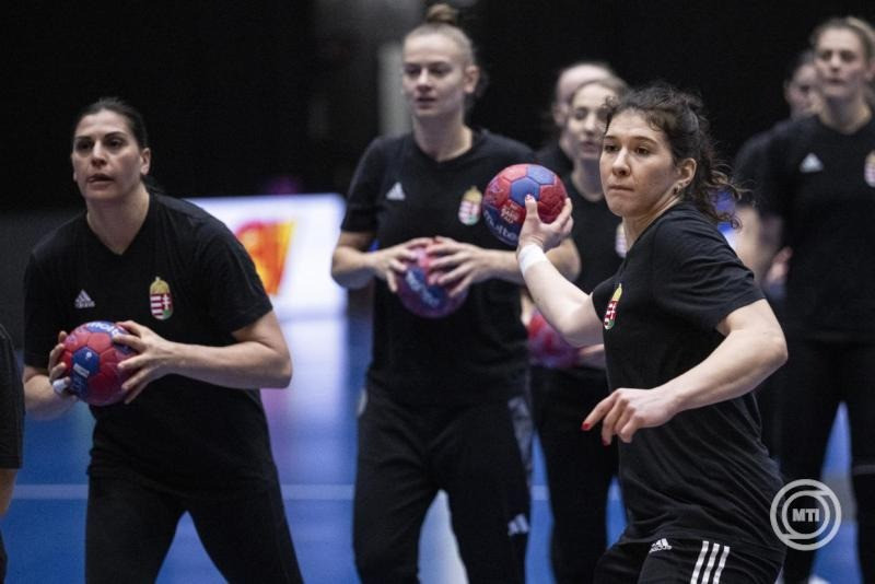 Tóvizi Petra (j) a magyar női kézilabda-válogatott edzésén a Maaspoort Arenában, a hollandiai ’s-Hertogenboschban a holland-német közös rendezésű női kézilabda-világbajnokság nyitónapján, 2025. november 26-án. MTI/Szigetváry Zsolt