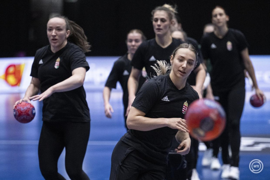 Simon Petra (j) a magyar női kézilabda-válogatott edzésén a Maaspoort Arenában, a hollandiai ’s-Hertogenboschban a holland-német közös rendezésű női kézilabda-világbajnokság nyitónapján, 2025. november 26-án. MTI/Szigetváry Zsolt