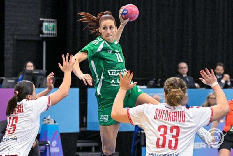 's-Hertogenbosch, 2025. december 1. Albek Anna (k), valamint a svájci Norma Goldmann (b) és Nora Snedkerud (j) a német-holland közös rendezésű női kézilabda-világbajnokság B csoportjának 3. fordulójában játszott Magyarország-Svájc mérkőzésen a hollandiai 's-Hertogenboschban a Maaspoort Arénában 2025. december 1-jén. MTI/Szigetváry Zsolt