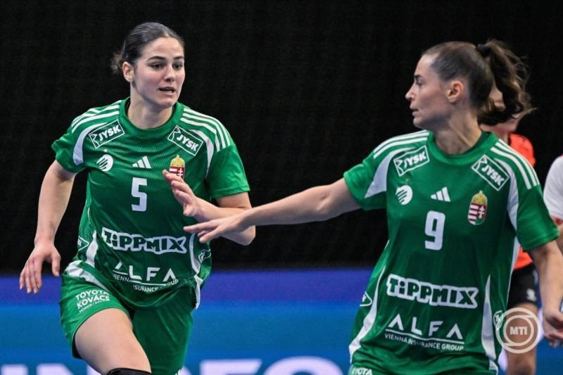 Csíkos Luca (b) és Hársfalvi Júlia a német-holland közös rendezésű női kézilabda-világbajnokság B csoportjának 3. fordulójában játszott Magyarország-Svájc mérkőzésen a hollandiai 's-Hertogenboschban a Maaspoort Arénában 2025. december 1-jén. MTI/Szigetváry Zsolt