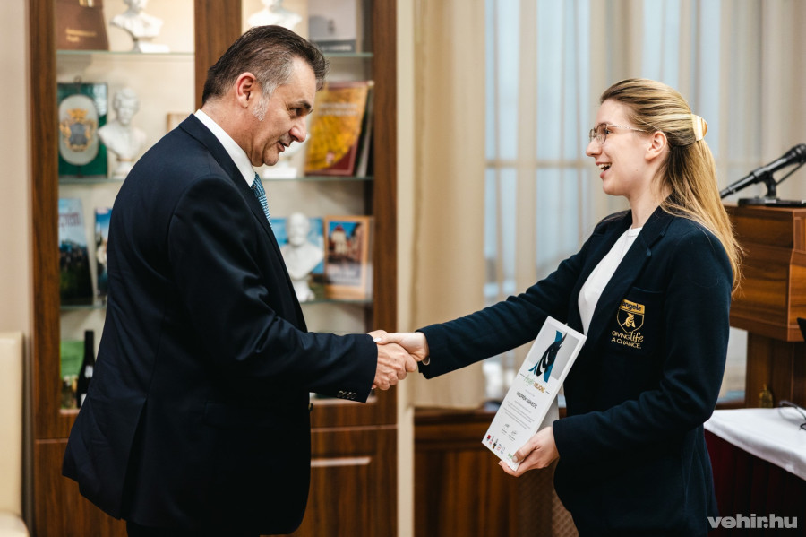 Dr. Czinkotay Frigyes, a kórház főigazgatója átveszi a díjat