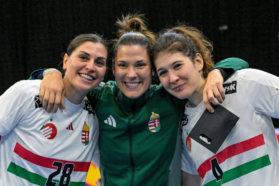 Papp Nikoletta, Janurik Kinga és Tóvizi Petra, a magyar válogatott tagjai a holland-német közös rendezésû nõi kézilabda-világbajnokság B csoportjának 1. fordulójában játszott Magyarország-Szenegál mérkõzés után a hollandiai ‘s-Hertogenboschban 2025. november 27-én. MTI/Szigetváry Zsolt