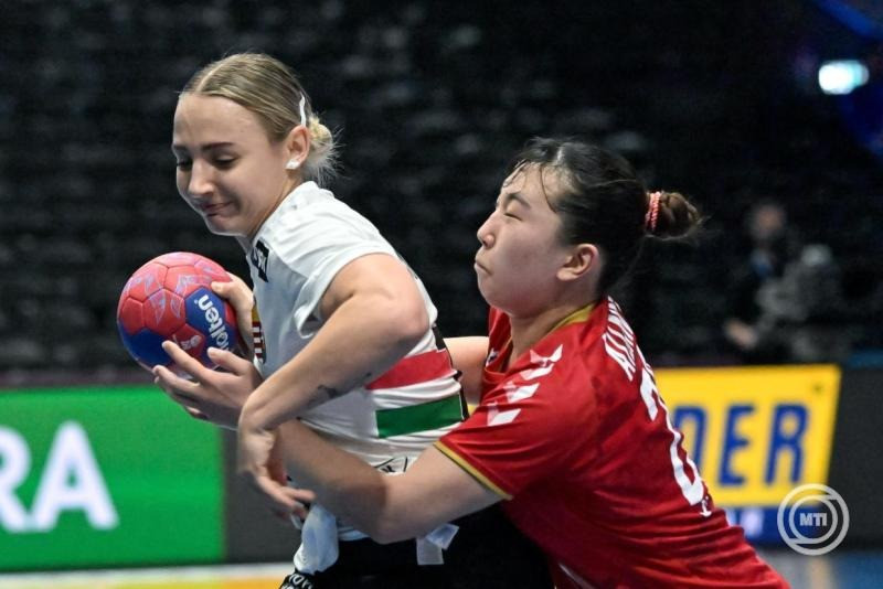 Simon Petra (b) és a japán Aizava Nacuki a német-holland közös rendezésű női kézilabda-világbajnokság középdöntőjének 2. fordulójában játszott Japán - Magyarország mérkőzésen Rotterdamban 2025. december 5-én. MTI/Szigetváry Zsolt