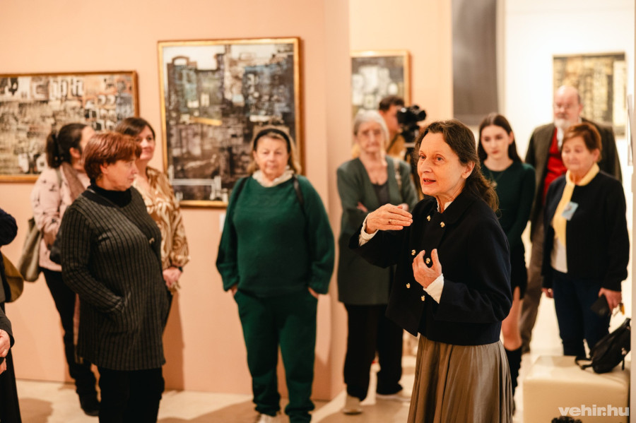 A kiállítás kurátora Tevesz Mária