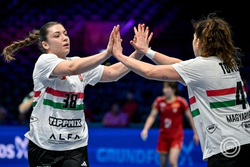 Rotterdam, 2025. december 5. Vámos Petra (b) és Tóvizi Petra a német-holland közös rendezésű női kézilabda-világbajnokság középdöntőjének 2. fordulójában játszott Japán - Magyarország mérkőzésen Rotterdamban 2025. december 5-én. MTI/Szigetváry Zsolt