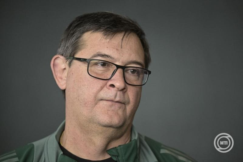 Golovin Vlagyimir, a magyar női kézilabda-válogatott szövetségi kapitánya interjút ad a sajtónak a csapat szállásán a hollandiai Rotterdamban a holland-német közös rendezésű női kézilabda-világbajnokság 11. napján, 2025. december 6-án. MTI/Szigetváry Zsolt