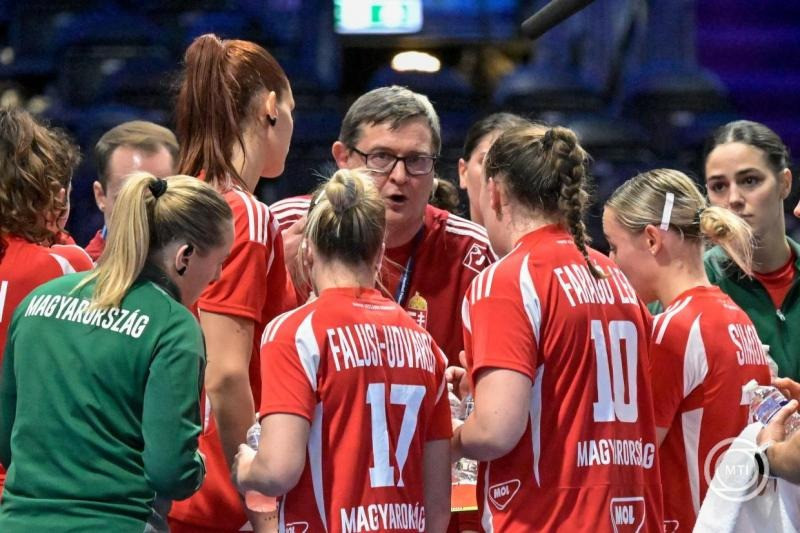 Golovin Vlagyimir szövetségi kapitány (k) a német-holland közös rendezésű női kézilabda-világbajnokság középdöntőjének 3. fordulójában játszott Magyarország - Dánia mérkőzésen a rotterdami Ahoy Arénában 2025. december 7-én. MTI/Szigetváry Zsolt