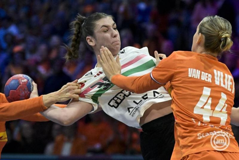 Vámos Petra (b) és a holland Nikita Van Der Vliet a német-holland közös rendezésű női kézilabda-világbajnokság negyeddöntőjében játszott Hollandia - Magyarország mérkőzésen a rotterdami Ahoy Arénában 2025. december 10-én. MTI/Szigetváry Zsolt