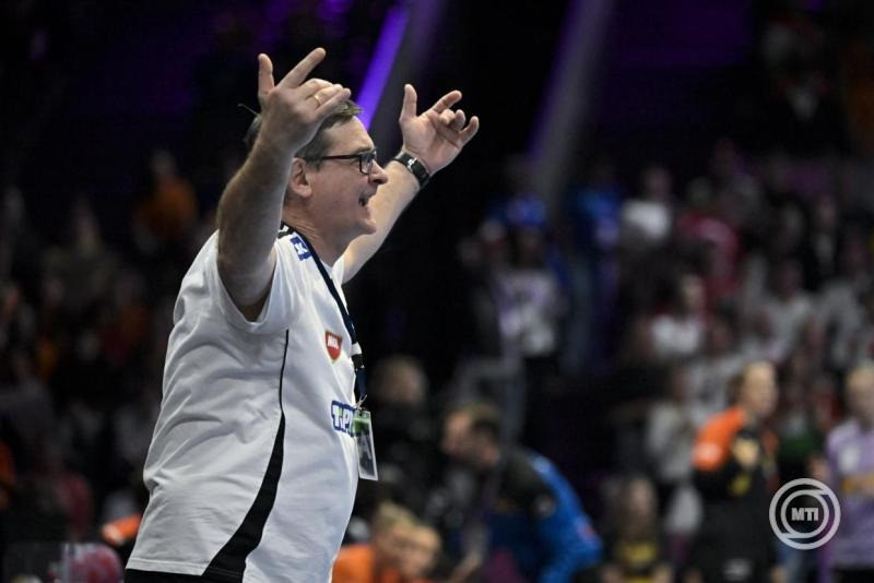 Golovin Vlagyimir szövetségi kapitány a német-holland közös rendezésű női kézilabda-világbajnokság negyeddöntőjében játszott Hollandia - Magyarország mérkőzésen a rotterdami Ahoy Arénában 2025. december 10-én. MTI/Szigetváry Zsolt