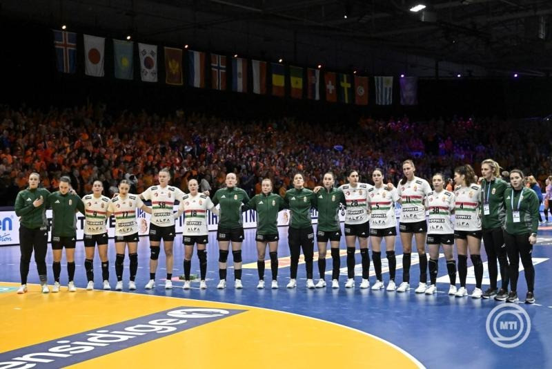A magyar csapat tagjai a német-holland közös rendezésű női kézilabda-világbajnokság negyeddöntőjében játszott Hollandia - Magyarország mérkőzés végén a rotterdami Ahoy Arénában 2025. december 10-én. A magyar válogatott nem jutott elődöntőbe és hetedikként zárta a világbajnokságot, miután 28-23-ra kikapott a holland csapattól. MTI/Szigetváry Zsolt