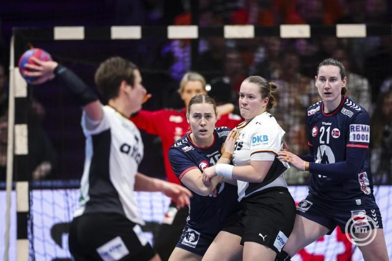 A német Lisa Antl (k) a norvég Vilde Mortensen Ingstad (b) és Ingvild Kristiansen Bakkerud között a hollandiai-németországi női kézilabda-világbajnokság döntőjében játszott Németország-Norvégia mérkőzésen Rotterdamban 2025. december 14-én. MTI/EPA/ANP/Iris van den Broek