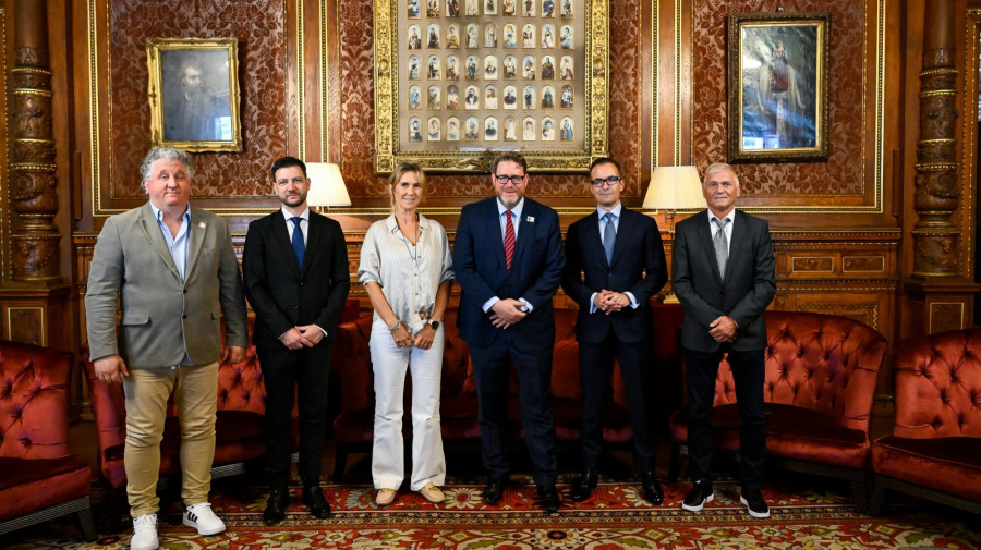 Ókovács Szilveszter, a Magyar Állami Operaház fõigazgatója, Papp Dániel, a Médiaszolgáltatás-támogató és Vagyonkezelõ Alap (MTVA) vezérigazgatója, Nagy Tímea kétszeres olimpiai bajnok párbajtõrvívó, az esemény nagykövete, Szöllõsi György, a Magyar Sportújságírók Szövetségének elnöke, a Nemzeti Sport fõszerkesztõje, Kutas István a Magyar Bankholding (MBH) kommunikációs ügyvezetõ igazgatója és Détári Lajos hatvanegyszeres válogatott, hétszeres világválogatott labdarúgó, az esemény nagykövete (b-j) a 68. Nemzeti Sportgála beharangozó sajtótájákoztatóján a Magyar Állami Operaházban 2025. szeptember 17-én.MTI/Hegedüs Róbert