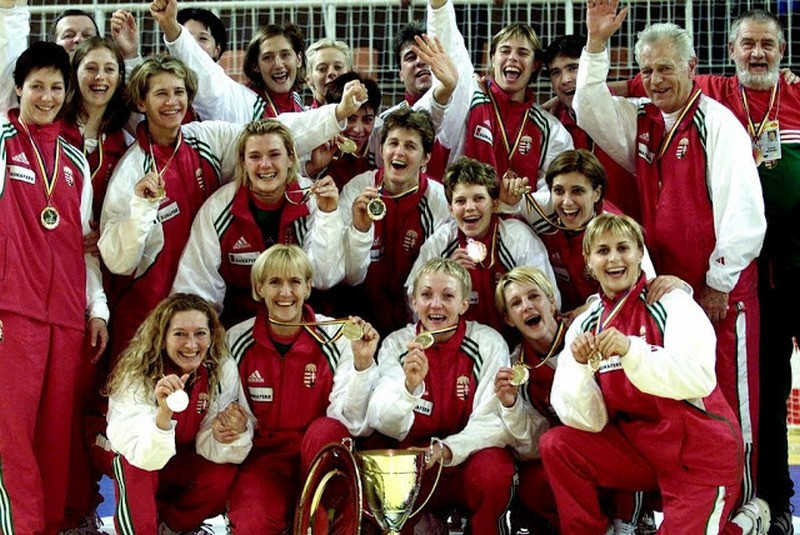 A 2000-ben Eb-győztes magyar női kézilabda-válogatott - Fotó: kezitortenelem.hu
