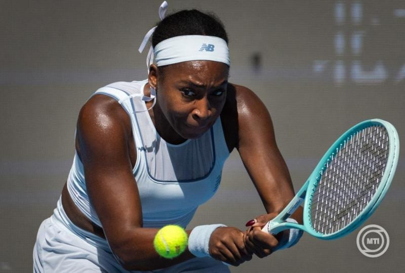 Az amerikai Coco Gauff a svájci Belinda Bencic ellen játszik a pekingi keménypályás tenisztorna női egyesének negyedik fordulójában 2025. szeptember 30-án. MTI/EPA/Jessica Lee
