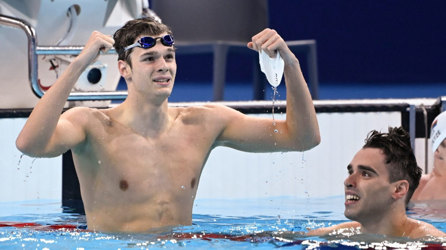 Az aranyérmes Kós Hubert (b), mellette az ezüstérmes görög Aposztolosz Hrisztu a férfi 200 méteres hátúszás döntõje után a 2024-es párizsi nyári olimpián a Párizs melletti Nanterre-ben lévõ Paris La Défense Arénában 2024. augusztus 1-jén.MTI/Kovács Tamás