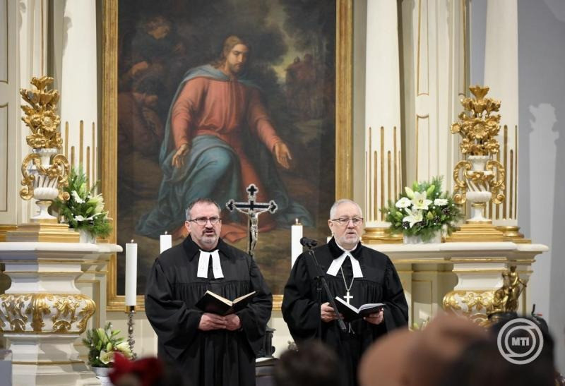 Csorba János, a Győri Evangélikus Egyházközség parókus lelkésze és Szemerei János, a Magyarországi Evangélikus Egyház elnök-püspöke (b-j) a karácsonyi istentiszteleten a győri evangélikus Öregtemplomban 2025. december 25-én. MTI/Krizsán Csaba