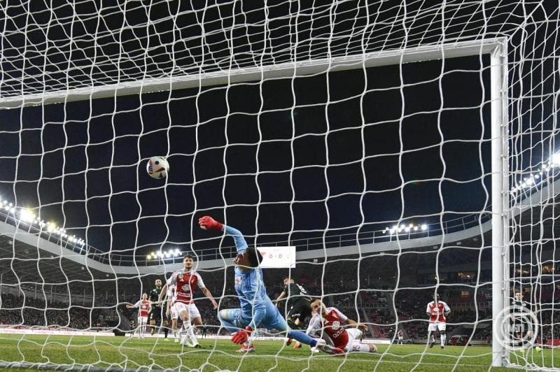 Hegyi Krisztián, a Debrecen kapusa gólt kap a labdarúgó OTP Bank Liga 23. fordulójában játszott Debreceni VSC - Ferencvárosi TC mérkőzésen a debreceni Nagyerdei Stadionban 2025. március 9-én. MTI/Czeglédi Zsolt