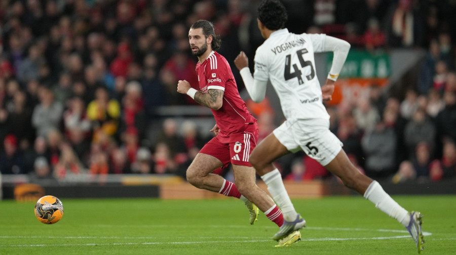 Szoboszlai Dominik, a Liverpool (b) és Vimal Yoganathan, a Barnsley játékosa az Angol Labdarúgó-szövetség Kupája, az FA-kupa harmadik fordulójának Liverpool-Barnsley mérkõzésén a liverpooli Anfield Road-i Stadionban 2026. január 12-én.MTI/AP/Jon Super