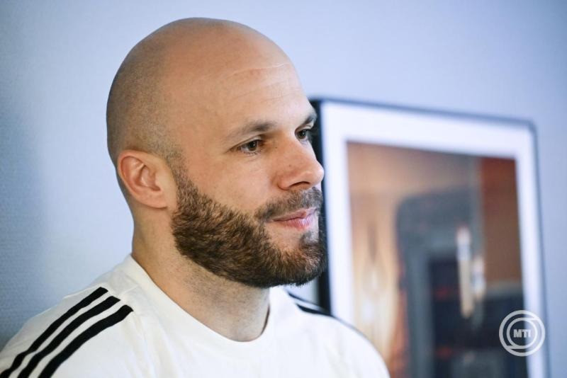 Sipos Adrián, a magyar válogatott játékosa a csapat szállásán a svédországi Kristianstadban, a dán-norvég-svéd közös rendezésű férfi kézilabda-Európa-bajnokság kezdete előtti napon, 2026. január 15-én. A nemzeti csapat a lengyel válogatott ellen játszik a csoportkörben január 16-án este. MTI/Hegedüs Róbert