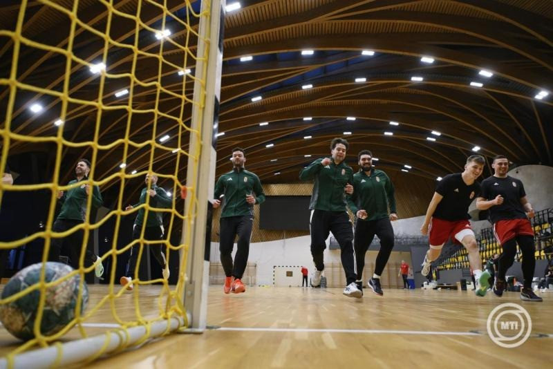 Bóka Bendegúz, Bartucz László, Palasics Kristóf, Nagy Benedek, Rosta Miklós, Imre Bence és Bodó Richárd (b-j) a magyar férfi kézilabda-válogatott edzésén a felcsúti Pancho Arénában 2025. március 14-én. A csapat az Európa-bajnoki selejtezősorozat negyedik fordulójában Montenegróval játszik március 16-án Tatabányán. MTI/Purger Tamás