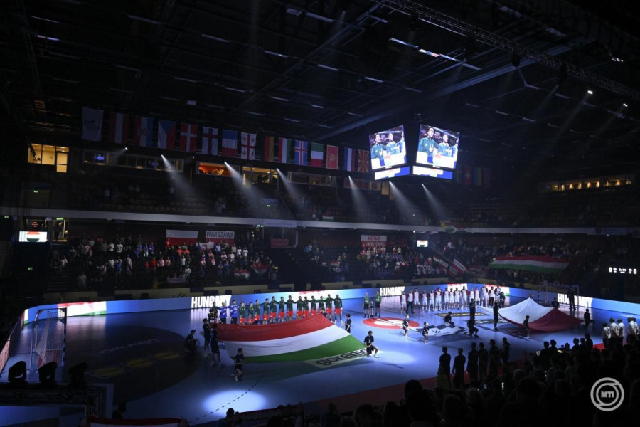 A csapatok a himnuszokat hallgatják a dán-norvég-svéd közös rendezésű férfi kézilabda-Európa-bajnokság F csoportjának első fordulójában játszott Magyarország - Lengyelország mérkőzésen a svédországi Kristianstad Arénában 2026. január 16-án. MTI/Hegedüs Róbert