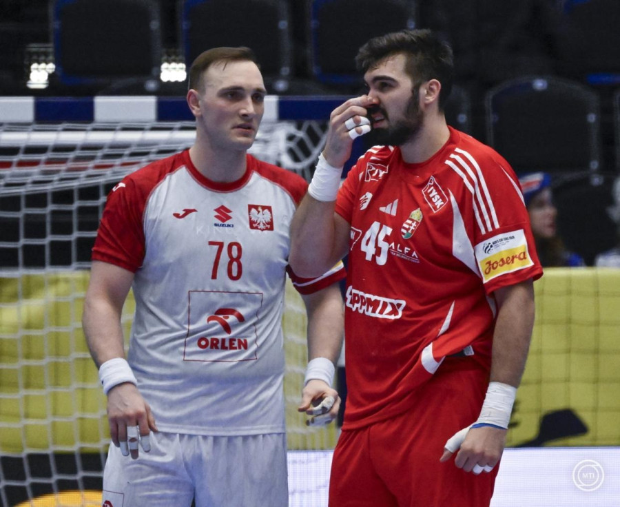Rosta Miklós (j) és a lengyel Wiktor Jankowski a dán-norvég-svéd közös rendezésű férfi kézilabda-Európa-bajnokság F csoportjának első fordulójában játszott Magyarország - Lengyelország mérkőzésen a svédországi Kristianstad Arénában 2026. január 16-án. Magyarország-Lengyelország 29-21. MTI/Hegedüs Róbert
