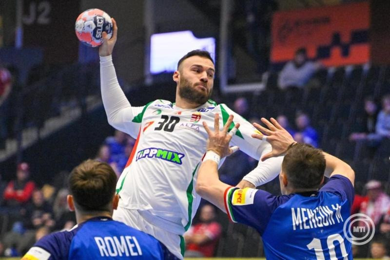 Szita Zoltán (k), valamint az olasz Tommaso Romei (b) és Marco Mengon a dán-norvég-svéd közös rendezésű férfi kézilabda-Európa-bajnokság F csoportjának második fordulójában játszott Magyarország - Olaszország mérkőzésen a svédországi Kristianstad Arénában 2026. január 18-án. MTI/Hegedüs Róbert