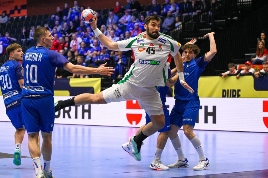 Rosta Miklós (k), valamint az olasz Tommaso Romei, (b), Marco Mengona (b2) és Giacomo Savini (j) a dán-norvég-svéd közös rendezésű férfi kézilabda-Európa-bajnokság F csoportjának második fordulójában játszott Magyarország - Olaszország mérkőzésen a svédországi Kristianstad Arénában 2026. január 18-án. MTI/Hegedüs Róbert