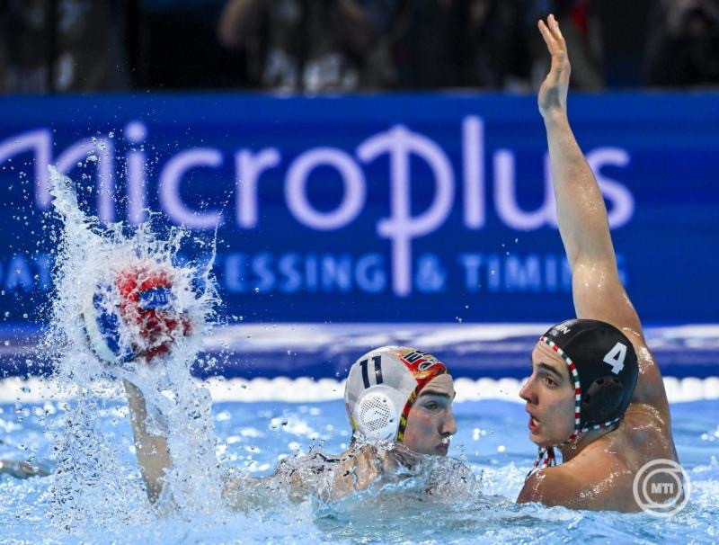 Nagy Ákos (j) és a spanyol Unai Biel Lara a belgrádi férfi vízilabda Európa-bajnokság középdöntőjének E csoportjában játszott Spanyolország - Magyarország mérkőzésen a Belgrade Arenában 2026. január 20-án. MTI/Czeglédi Zsolt