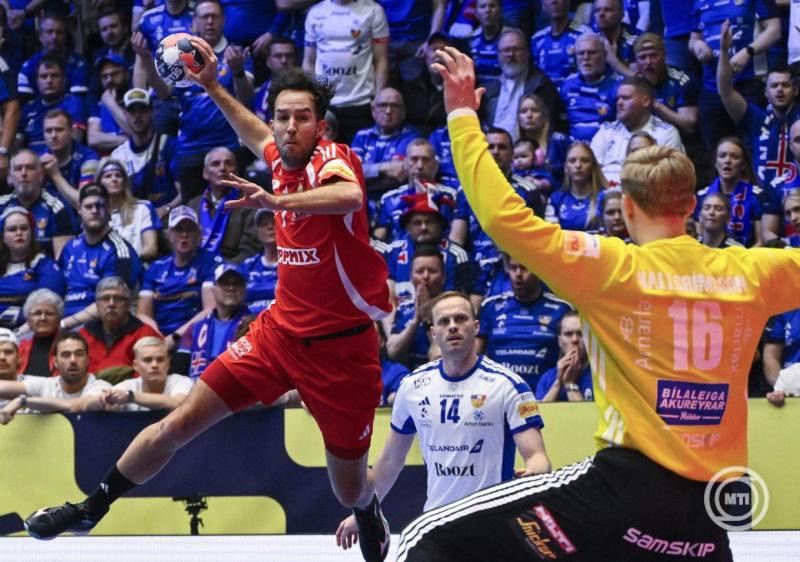 Bóka Bendegúz (b) és az izlandi kapus, Viktor Gísli Hallgrímsson, a dán-norvég-svéd közös rendezésű férfi kézilabda-Európa-bajnokság F csoportjának utolsó fordulójában játszott Magyarország - Izland mérkőzésen a svédországi Kristianstad Arénában 2026. január 20-án. MTI/Hegedüs Róbert