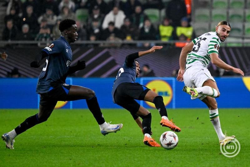 Cebrail Makreckis, a Ferencváros (j), valamint Djeidi Gassama (b) és Jayden Meghoma, a Glasgow Rangers játékosai a labdarúgó Európa-liga alapszakaszának 6. fordulójában játszott Ferencvárosi TC - Glasgow Rangers mérkőzésen a Groupama Arénában 2025. december 11-én. MTI/Vasvári Tamás